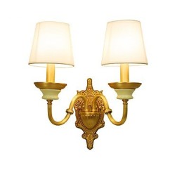 Aplique de pared de latón clásico, tradicional y de estilo campestre, ideal para iluminar desde arriba en estilo mini.