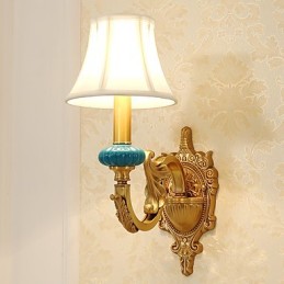 Aplique de pared de latón clásico, tradicional y de estilo campestre, ideal para iluminar desde arriba en estilo mini.