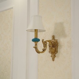 Aplique de pared de latón clásico, tradicional y de estilo campestre, ideal para iluminar desde arriba en estilo mini.