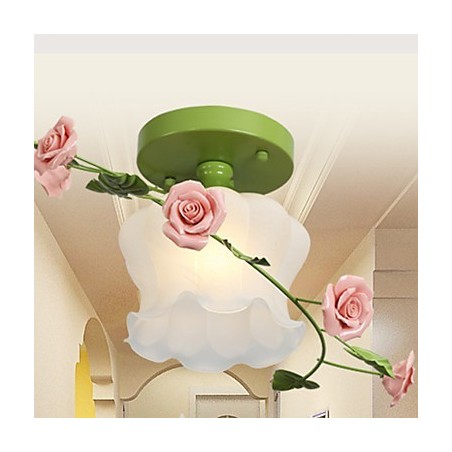 Día de San Valentín: Las flores y plantas del jardín de rosas absorben la luz del domo. Día de San Valentín: Las flores y plantas del jardín de rosas absorben la luz del domo.