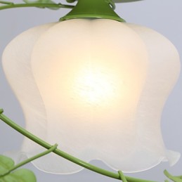 Día de San Valentín: Las flores y plantas del jardín de rosas absorben la luz del domo.