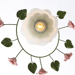 Día de San Valentín: Las flores y plantas del jardín de rosas absorben la luz del domo.