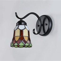 Apliques de pared con luz empotrada con pintura rústica tipo cabaña.