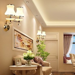 Apliques de pared con iluminación ambiental de cristal, modernos y contemporáneos, con acabado galvanizado.