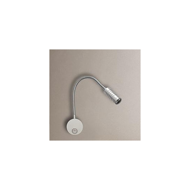 La lámpara de pared de la cabecera de la cama está iluminada por la lámpara de lectura ligera.