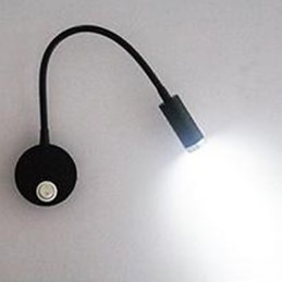 La lámpara de pared de la cabecera de la cama está iluminada por la lámpara de lectura ligera.