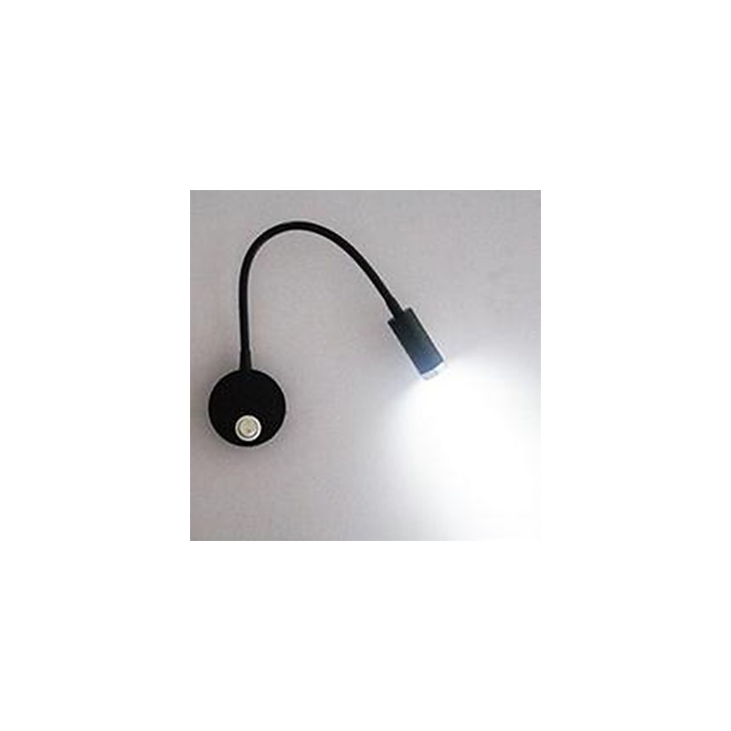 La lámpara de pared de la cabecera de la cama está iluminada por la lámpara de lectura ligera.