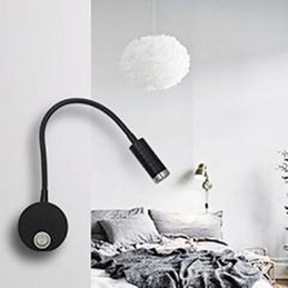 La lámpara de pared de la cabecera de la cama está iluminada por la lámpara de lectura ligera.