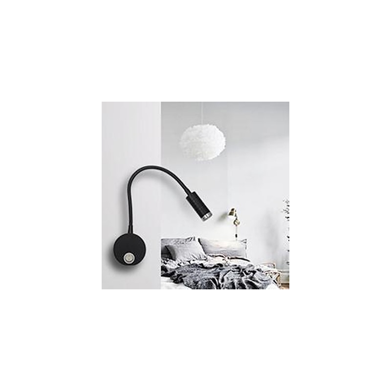 La lámpara de pared de la cabecera de la cama está iluminada por la lámpara de lectura ligera.