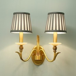 Aplique de pared de latón clásico, tradicional y de estilo campestre, ideal para iluminar desde arriba en estilo mini.