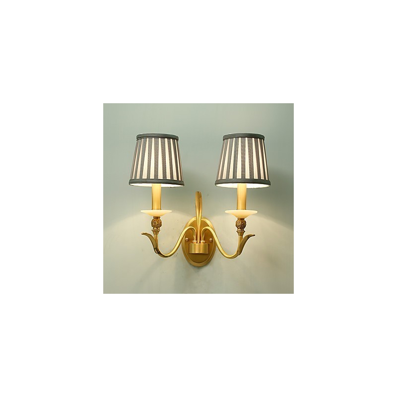 Aplique de pared de latón clásico, tradicional y de estilo campestre, ideal para iluminar desde arriba en estilo mini.