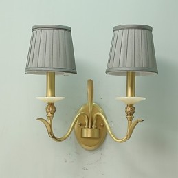 Aplique de pared de latón clásico, tradicional y de estilo campestre, ideal para iluminar desde arriba en estilo mini.