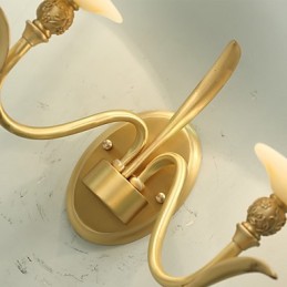 Aplique de pared de latón clásico, tradicional y de estilo campestre, ideal para iluminar desde arriba en estilo mini.