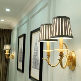 Aplique de pared de latón clásico, tradicional y de estilo campestre, ideal para iluminar desde arriba en estilo mini.