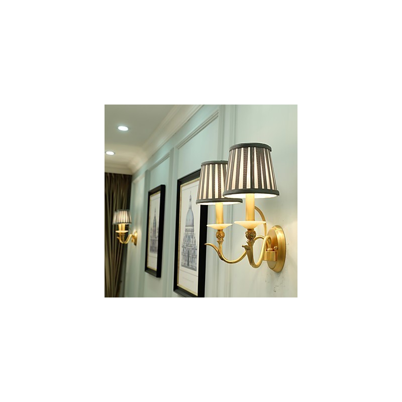 Aplique de pared de latón clásico, tradicional y de estilo campestre, ideal para iluminar desde arriba en estilo mini.