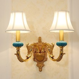 Aplique de pared de latón clásico, tradicional y de estilo campestre, ideal para iluminar desde arriba en estilo mini.