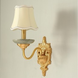 Aplique de pared de latón clásico, tradicional y de estilo campestre, ideal para iluminar desde arriba en estilo mini.