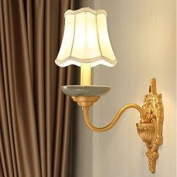 Aplique de pared de latón clásico, tradicional y de estilo campestre, ideal para iluminar desde arriba en estilo mini.