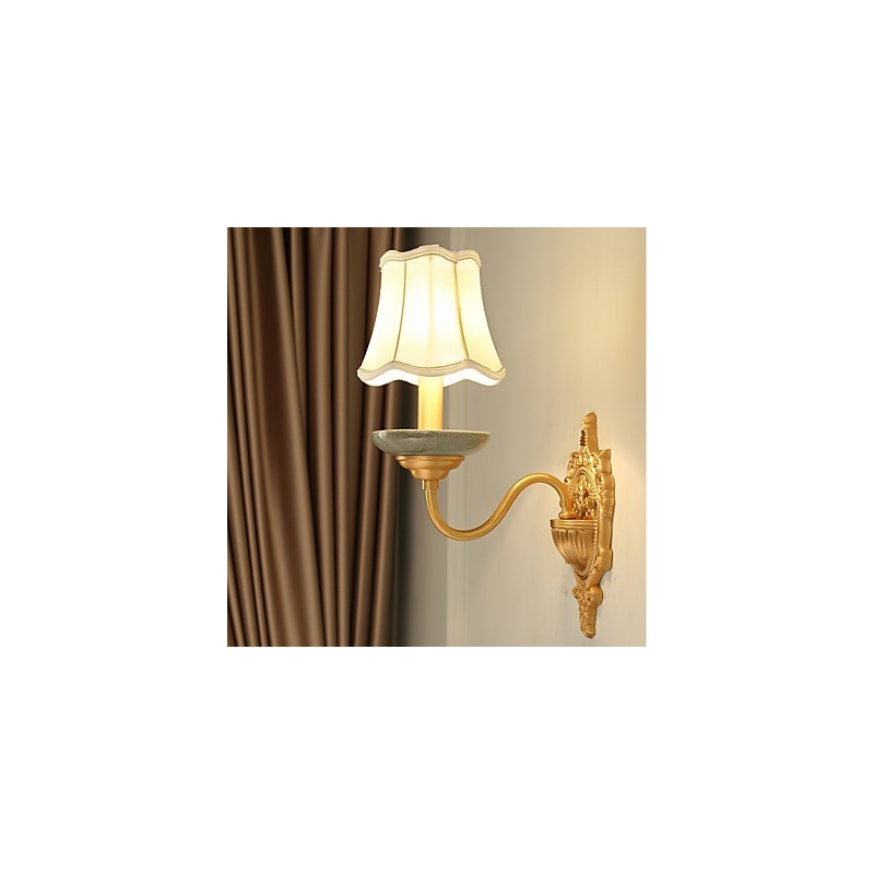 Aplique de pared de latón clásico, tradicional y de estilo campestre, ideal para iluminar desde arriba en estilo mini.