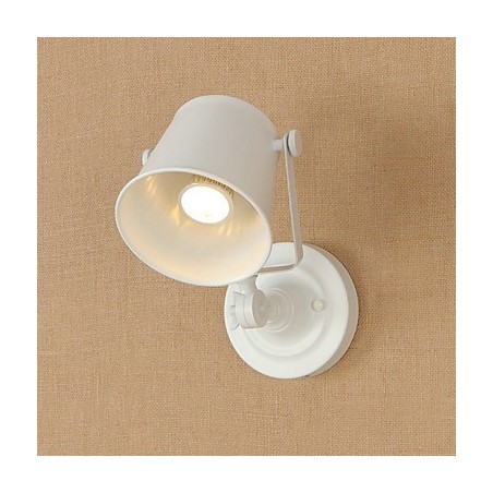 Lámpara de pared de acero pintado, estilo café americano negro, estilo retro, con sable de luz. Lámpara de pared de acero pintado, estilo café americano negro, estilo retro, con sable de luz.