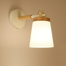 Lámpara de pared con pantalla de vidrio y base de metal que ofrece luz ambiental. Apliques de pared.