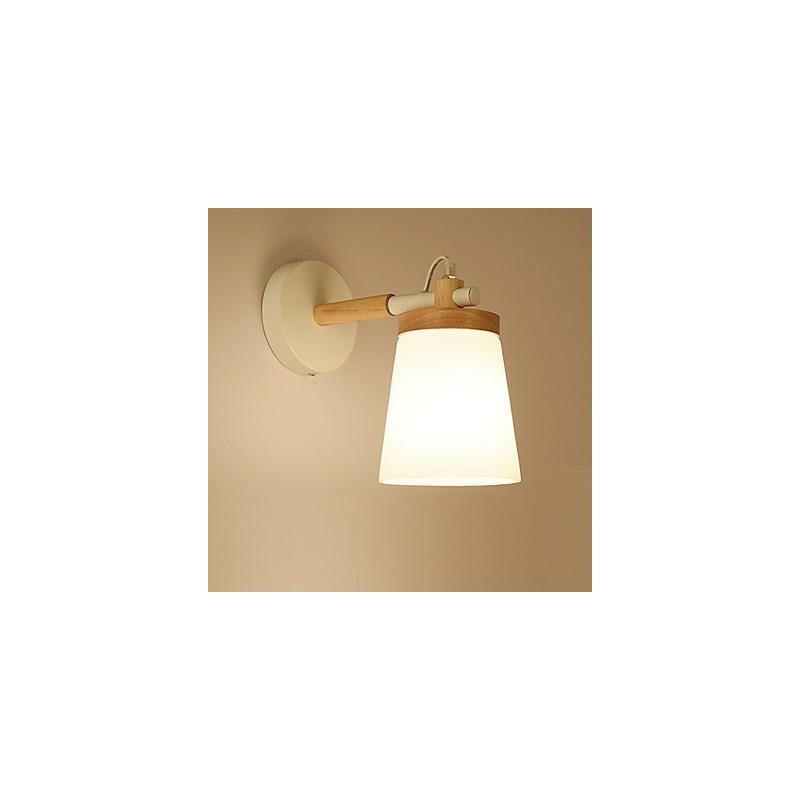Lámpara de pared con pantalla de vidrio y base de metal que ofrece luz ambiental. Apliques de pared.
