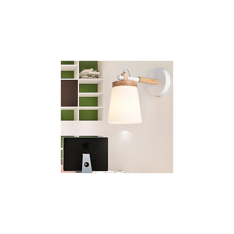 Lámpara de pared con pantalla de vidrio y base de metal que ofrece luz ambiental. Apliques de pared.
