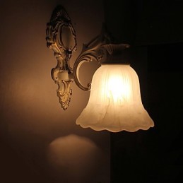 Pintura contemporánea moderna para apliques de pared con luz descendente.