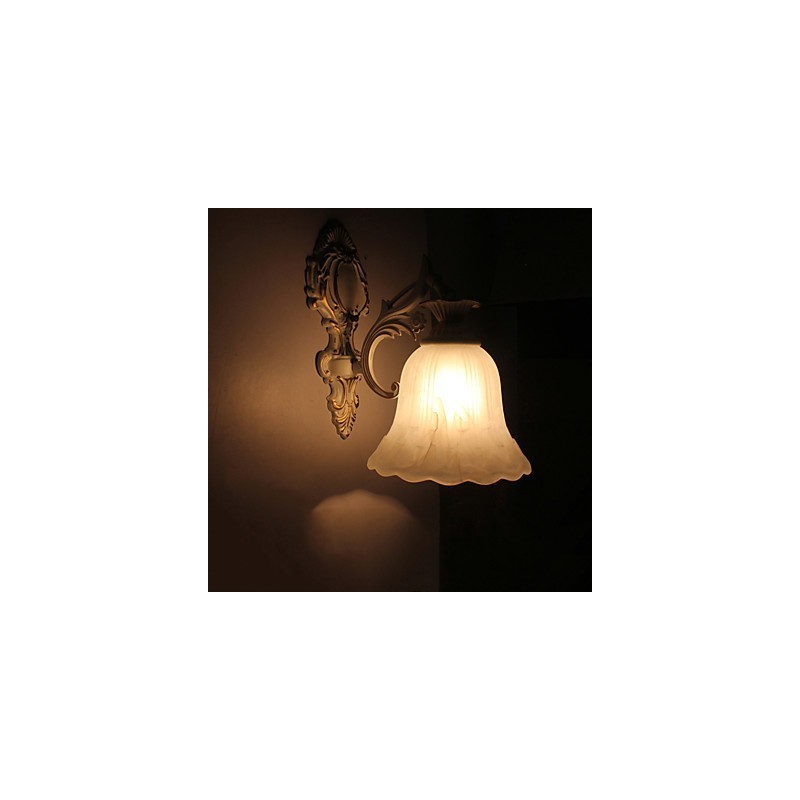 Pintura contemporánea moderna para apliques de pared con luz descendente.