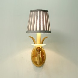 Aplique de pared de latón clásico, tradicional y de estilo campestre, ideal para iluminar desde arriba en estilo mini.