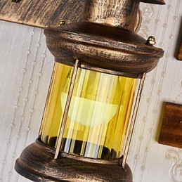 Apliques de pared de estilo mini con pintura rústica tipo cabaña.