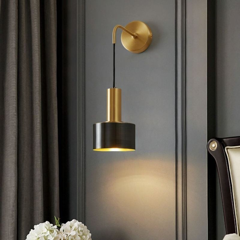 Aplique de pared moderno con contraste de color negro y dorado