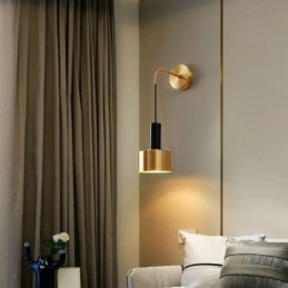 Aplique de pared moderno con contraste de color negro y dorado