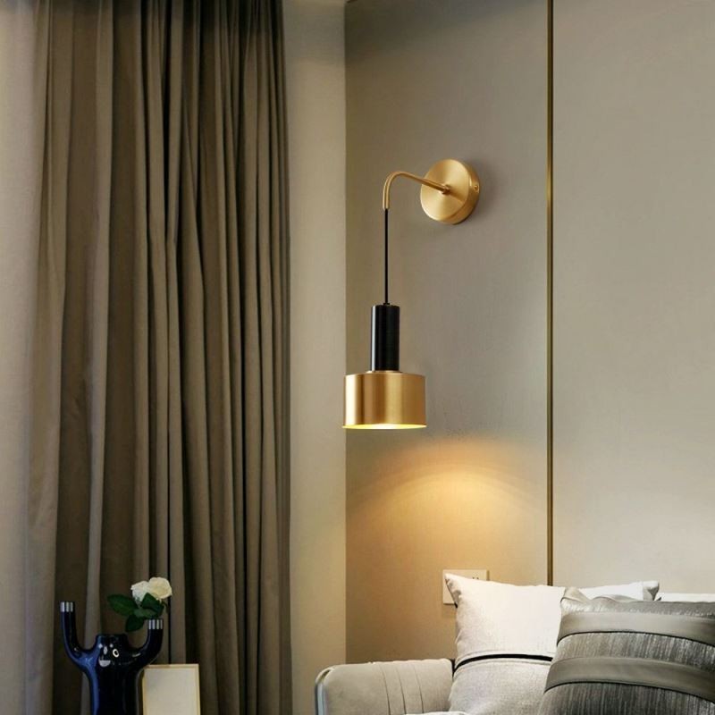 Aplique de pared moderno con contraste de color negro y dorado