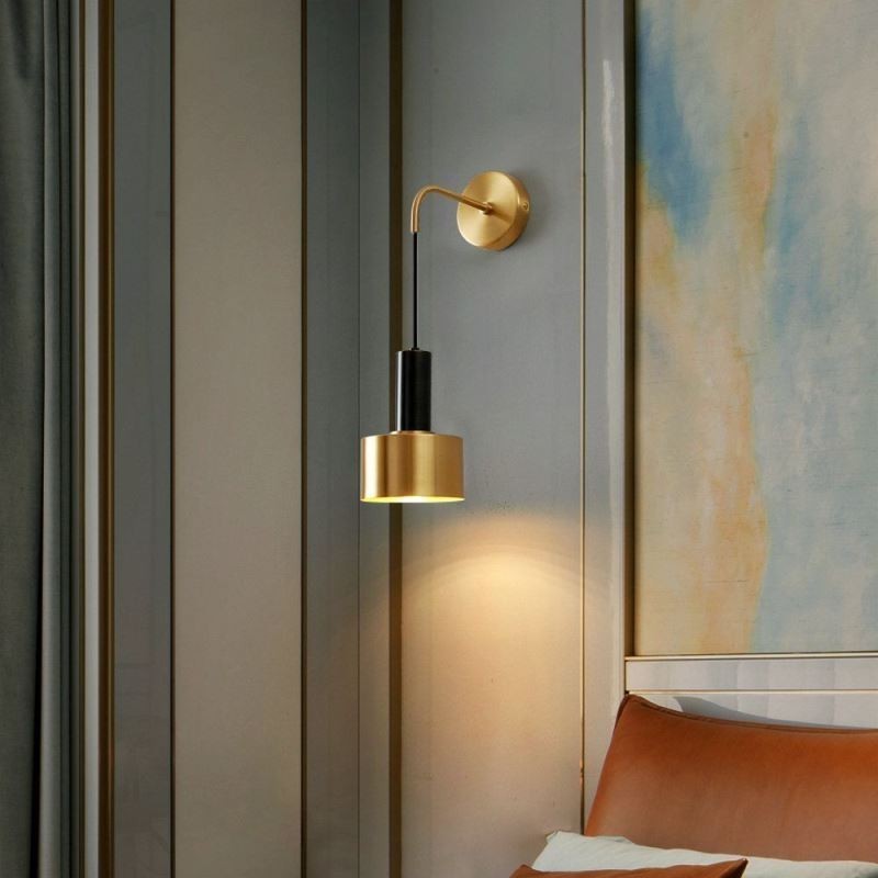 Aplique de pared moderno con contraste de color negro y dorado