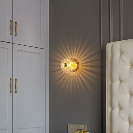 Iluminación de pared moderna con pantalla de vidrio transparente, aplique de pared cepillado. Iluminación de pared moderna con pantalla de vidrio transparente, aplique de pared cepillado.
