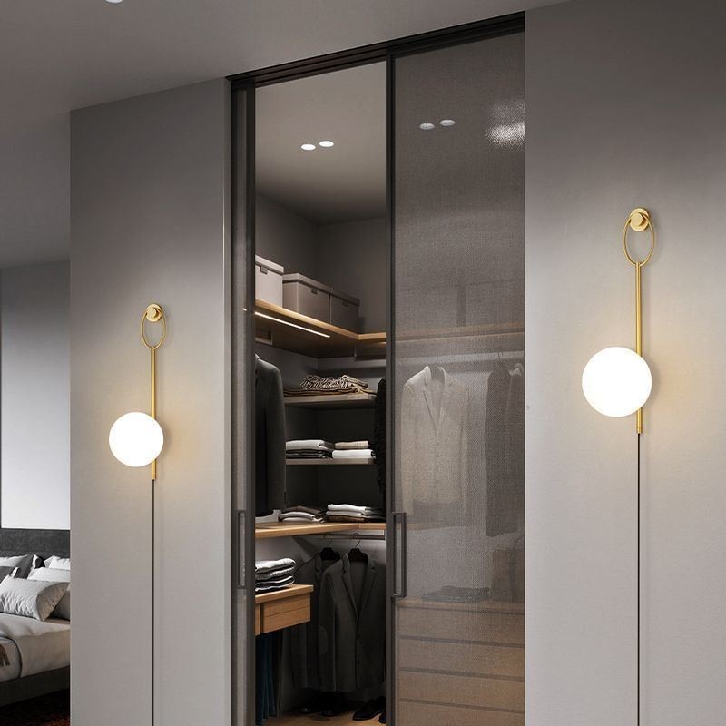 Aplique de pared moderno con forma de globo y cristal dorado cepillado