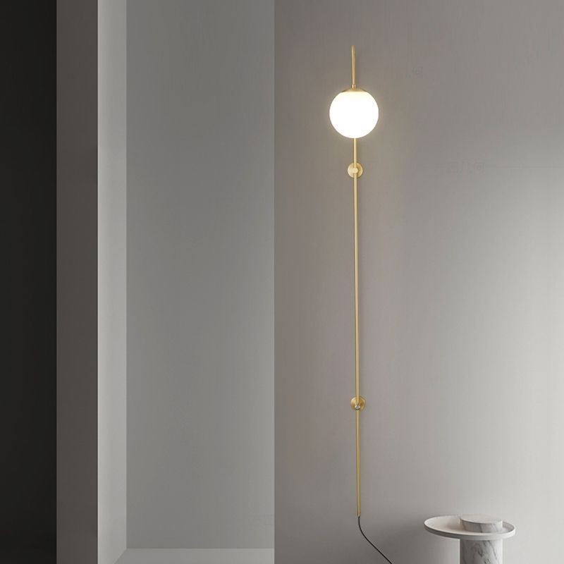 Aplique de pared moderno con forma de globo y cristal dorado cepillado