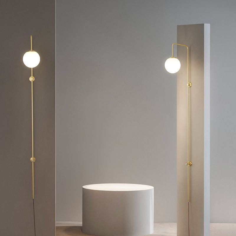 Aplique de pared moderno con forma de globo y cristal dorado cepillado