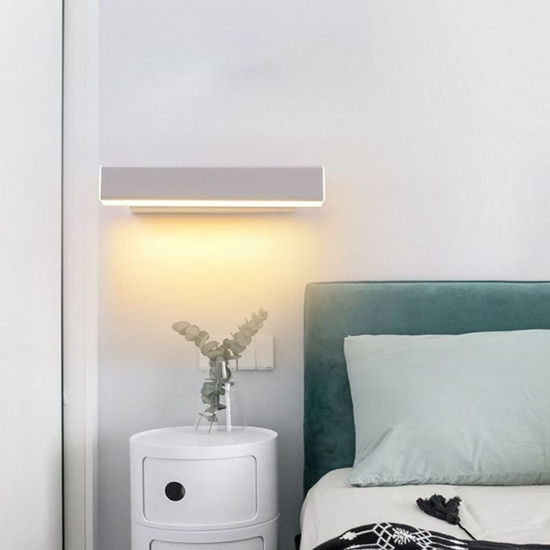 Lámpara de pared giratoria para mesita de noche, de aluminio.