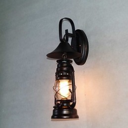 Lámpara de pared vintage de metal negro con una luz
