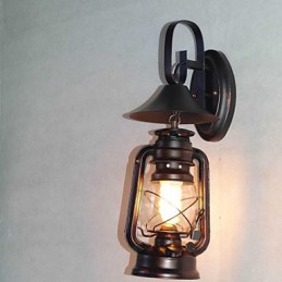 Lámpara de pared vintage de metal negro con una luz