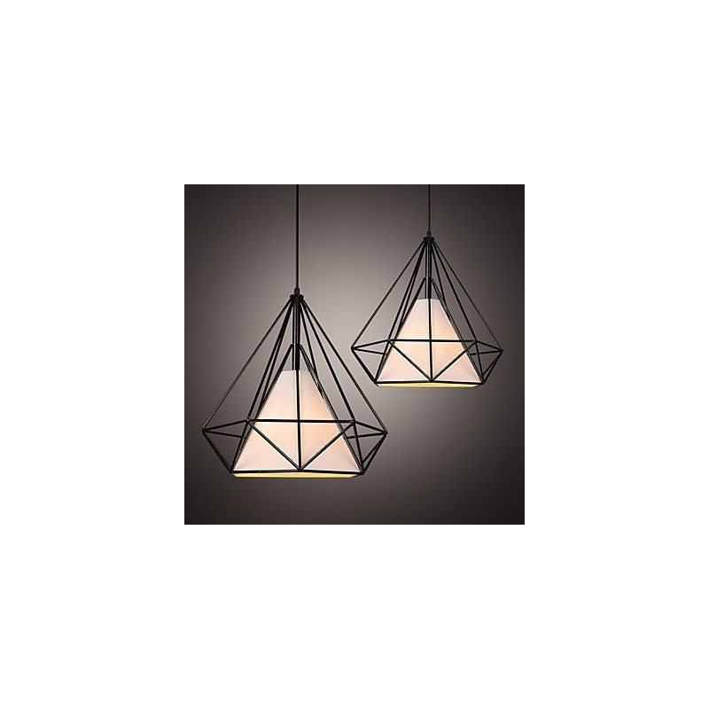 Lámparas de hierro forjado, faroles y candelabros de estilo industrial tipo loft que restauran formas antiguas.