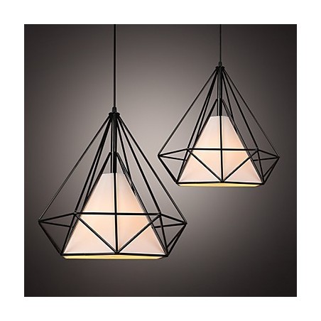 Lámparas de hierro forjado, faroles y candelabros de estilo industrial tipo loft que restauran formas antiguas. Lámparas de hierro forjado, faroles y candelabros de estilo industrial tipo loft que restauran formas antiguas.
