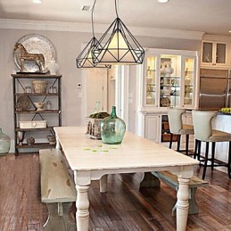 Lámparas de hierro forjado, faroles y candelabros de estilo industrial tipo loft que restauran formas antiguas.