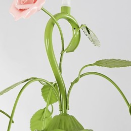Las flores y plantas del jardín del Día de San Valentín absorben la luz del domo