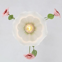 Las flores y plantas del jardín del Día de San Valentín absorben la luz del domo