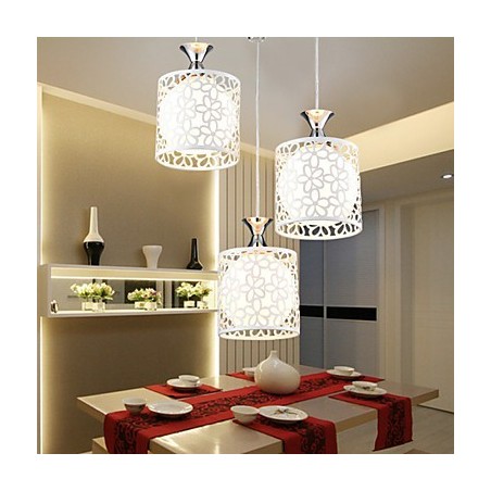 Lámpara colgante de hierro forjado con tres luces colgantes de cristal, contemporánea y minimalista. Lámpara colgante de hierro forjado con tres luces colgantes de cristal, contemporánea y minimalista.