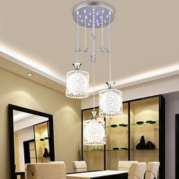 Lámpara colgante de hierro forjado con tres luces colgantes de cristal, contemporánea y minimalista.