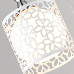 Lámpara colgante de hierro forjado con tres luces colgantes de cristal, contemporánea y minimalista.